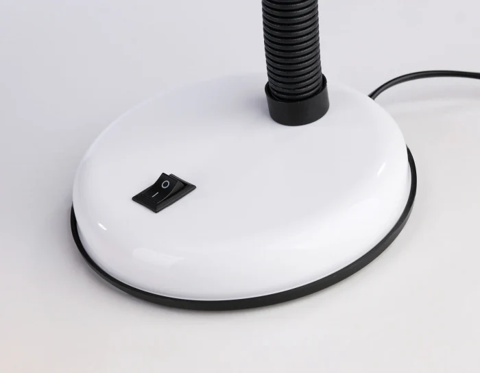 Настольная лампа со сменной лампой E27 с выключателем Ambrella light DE7701