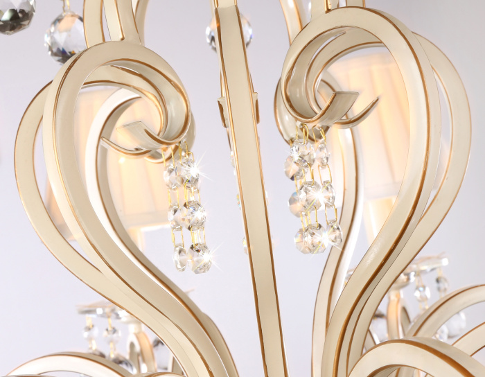 Подвесная люстра с абажурами и хрусталем Ambrella light TR4561