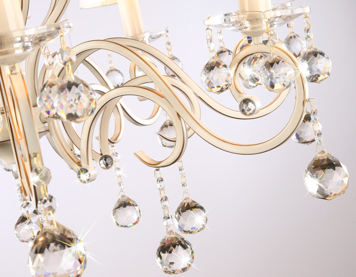 Подвесная люстра с абажурами и хрусталем Ambrella light TR4561